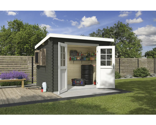 Garten Szene mit Gerätehaus aus Holz mit geöffneten Türen und Fensterläden