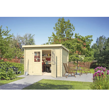 Garten Szene mit Holzgartenhaus, Gartenmöbeln und Gartengeräten im Außenbereich.