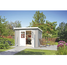 Garten mit Gerätehaus, Rasenmäher und Sitzgruppe