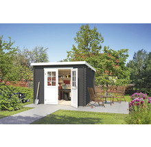 Garten Szene mit Gartenhaus, Gartengeräten, Rasenmäher und Sitzgruppe im Garten