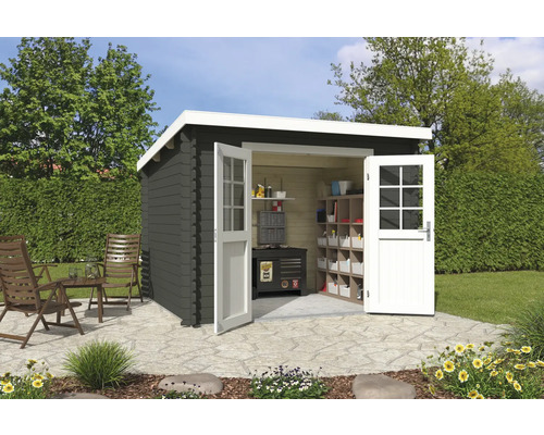 Garten Szene mit Gerätehaus aus Holz, Werkbank und Regalen zur Aufbewahrung