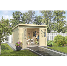 Garten Szene mit einem Holz Gartenhaus mit geöffneten Türen, einem kleinen Tisch mit Stühlen, Regalen und Gartengeräten.