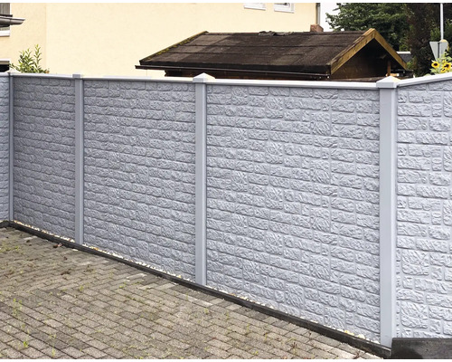 Graue Steinmauer als Gartenzaun