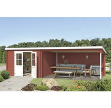 Holzgartenhaus mit offener Veranda, Gartengrill und Gartenmöbeln auf Rasenfläche