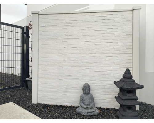 Sichtschutzzaun mit Steinoptik, Buddha-Statue und japanische Steinlaterne