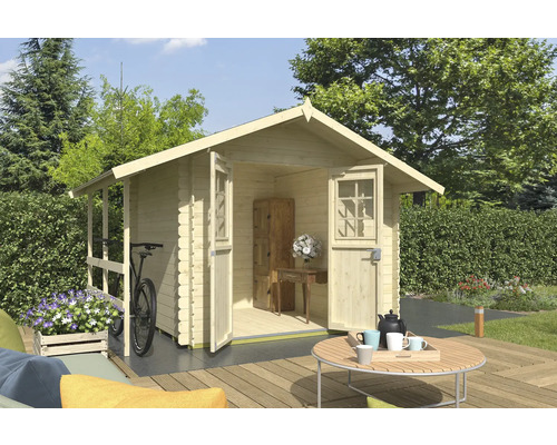 Gartenhaus mit geöffneten Türen auf einer Terrasse mit Gartenmöbeln und einem Fahrrad