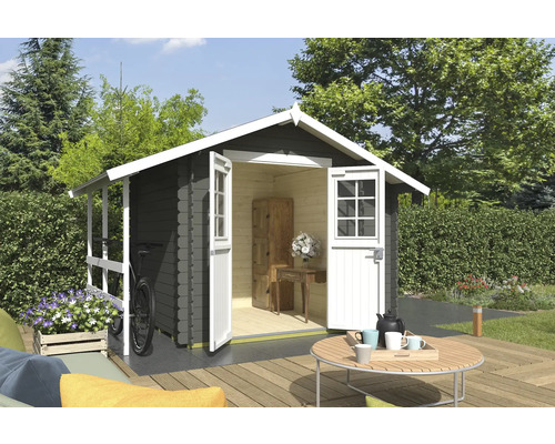 Gartenhaus Outdoor Life Vilano 1 inkl. Geräteraum 352,5 x 260 cm graugrün Garten Szene mit Holzgartenhaus, Terrasse, Gartenmöbeln und bepflanztem Blumenkasten