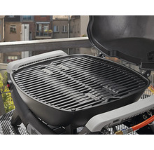 Weber Gasgrill mit Grillrost und geöffnetem Deckel.