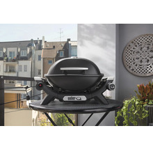Weber Q Gasgrill auf einem Tisch im Freien