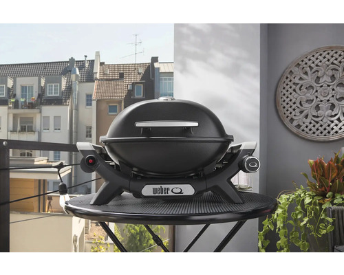 Weber Q Gasgrill auf einem Tisch im Freien