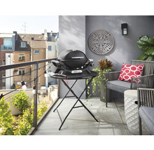 Balkon mit Gasgrill, Sitzgelegenheiten und dekorativen Elementen für eine gemütliche Atmosphäre.