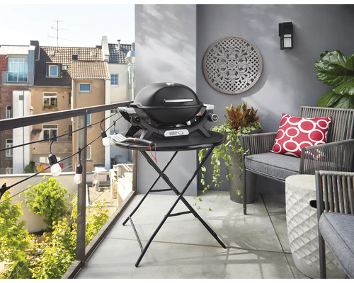 Balkon mit Gasgrill, Sitzgelegenheiten und dekorativen Elementen für eine gemütliche Atmosphäre.