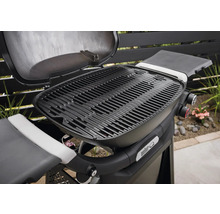 Weber Grill mit offenem Deckel und Grillrost.