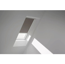 Dachfenster mit Verdunkelungsrollo in einem hellen Raum.