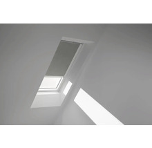 Dachfenster mit Verdunkelungsrollo in einem hellen Raum.