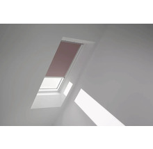 Dachfenster mit Verdunkelungsrollo in einem hellen Raum.