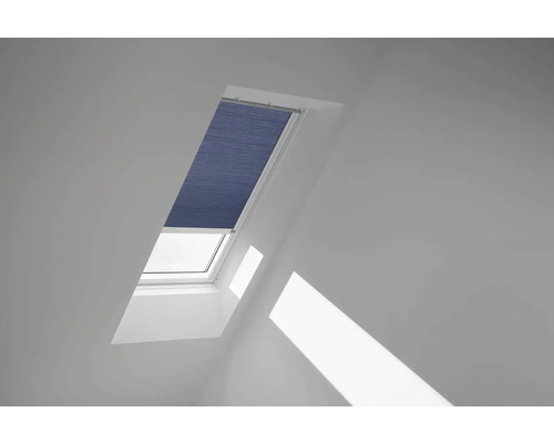 Dachfenster mit blauem Plissee im hellen Raum