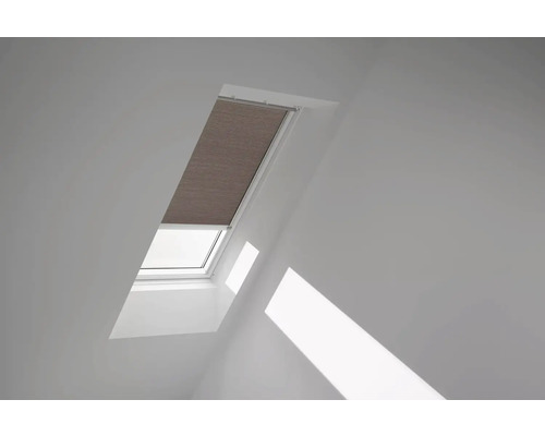 Dachfenster mit montiertem Faltrollo zur Beschattung