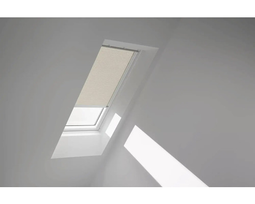 Dachfenster mit Plissee im Interieur