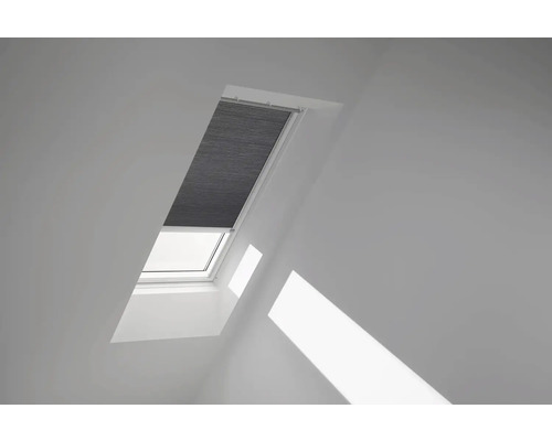 Dachfenster mit Verdunkelungsplissee im Innenraum.