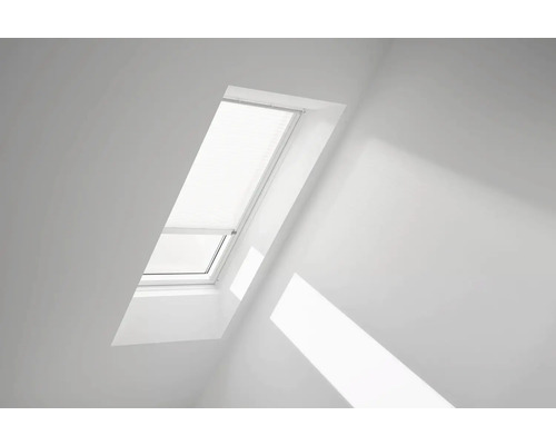 Dachfenster mit Jalousie in einem hellen Raum