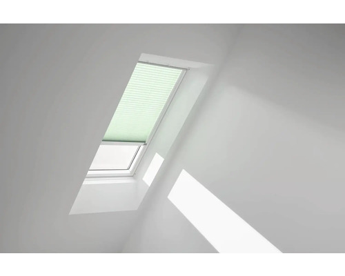 VELUX Plissee uni mint mit weißem Rahmen solarFSC FSL MK04 1281KWL Dachfenster mit Plissee in einem hellen Raum