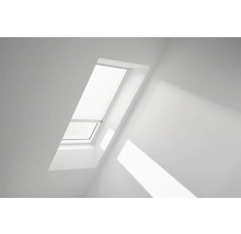 Dachfenster mit Jalousie in einem hellen Raum.