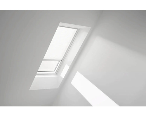 Dachfenster mit Jalousie in einem hellen Raum.