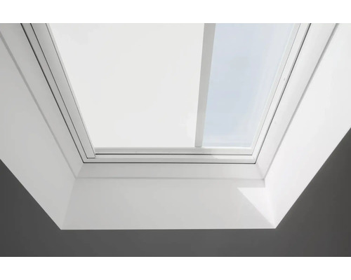 VELUX Dachfenster Hitzschutz-Markise MSG 060060 6090 KWL weiß mit weißem Alu- Rahmen solarbebrieben Nahaufnahme eines Dachfensters von innen