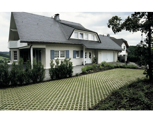 Einfamilienhaus mit Rasengittersteinen auf der Einfahrt.