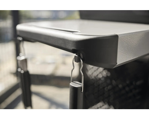 Detailansicht eines Holzkohlegrills mit Ablagefläche