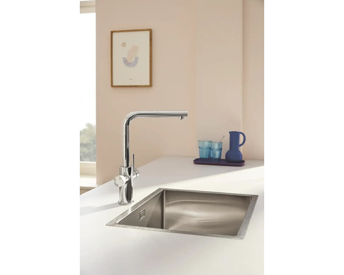 Küchenspüle mit Armatur auf einer Küchentheke