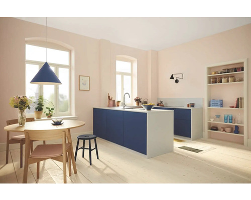 Helle Küche mit Esstisch, Kücheninsel und Regal.