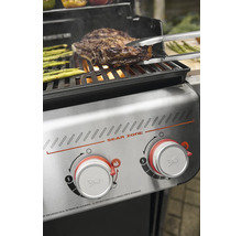 Grill mit Steak und Spargel auf dem Rost und Sear Zone Bedienelementen.