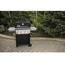 Weber Spirit Gasgrill mit drei Brennern im Außenbereich