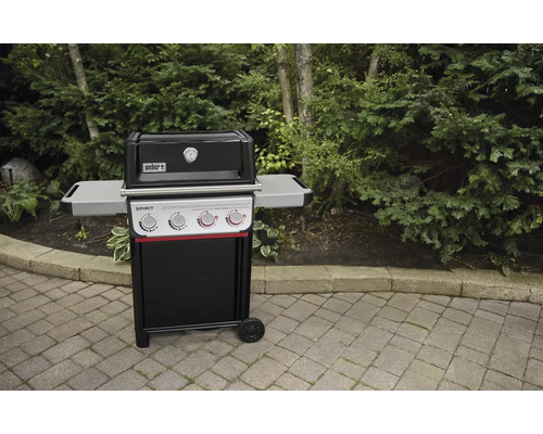 Weber Spirit Gasgrill mit drei Brennern im Außenbereich