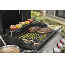 Grillszene mit gefüllten Paprika, Spargel, Pilzen und Steaks auf einem Grill