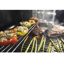 Gefüllte Paprika, Spargel und Steaks auf einem Grill