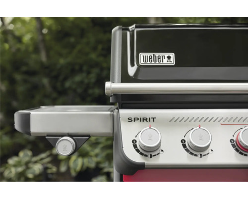 Weber Spirit Grill mit Seitenablage und Bedienknöpfen