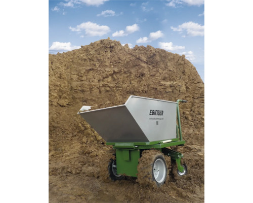 Elektrische Schubkarre E Binger vor einem Erdhügel