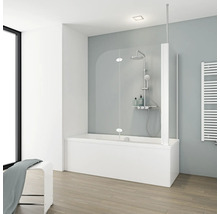 Badezimmer mit Badewanne, Duschabtrennung aus Glas und Handtuchwärmer