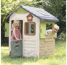 Kinder spielen in einem Smoby Spielhaus im Garten.
