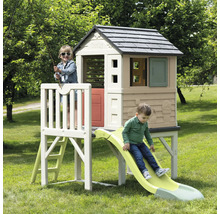 Spielhaus mit Rutsche und zwei Kindern im Garten.