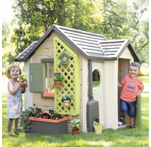 Spielhaus mit Kindern im Garten