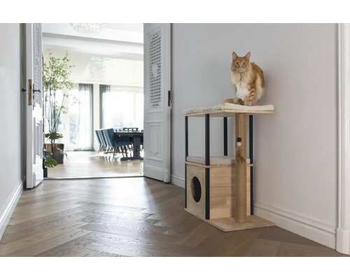Katze auf einem Kratzbaum mit Schlafplatz und Kratzsäule in einem hellen Wohnraum