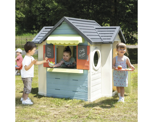 Spielhaus mit Kindern im Garten