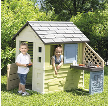 Spielhaus mit zwei Kindern im Garten.