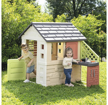 Spielhaus mit Spielküche und zwei Kindern im Garten