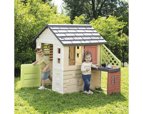 Spielhaus mit Spielküche und zwei Kindern im Garten