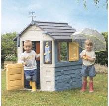 Spielhaus mit zwei Kindern im Garten.